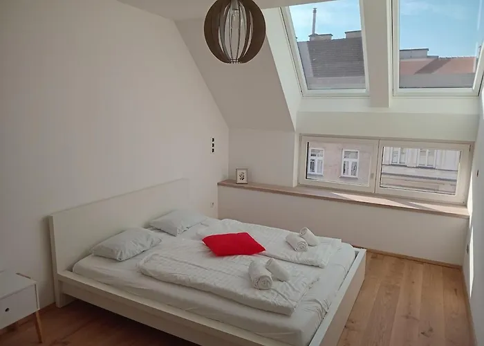 Daire Central-6 Guests-large-livingroom-2-bedrooms Viyana