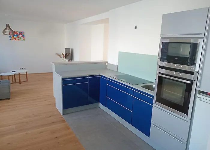 Central-6 Guests-large-livingroom-2-bedrooms