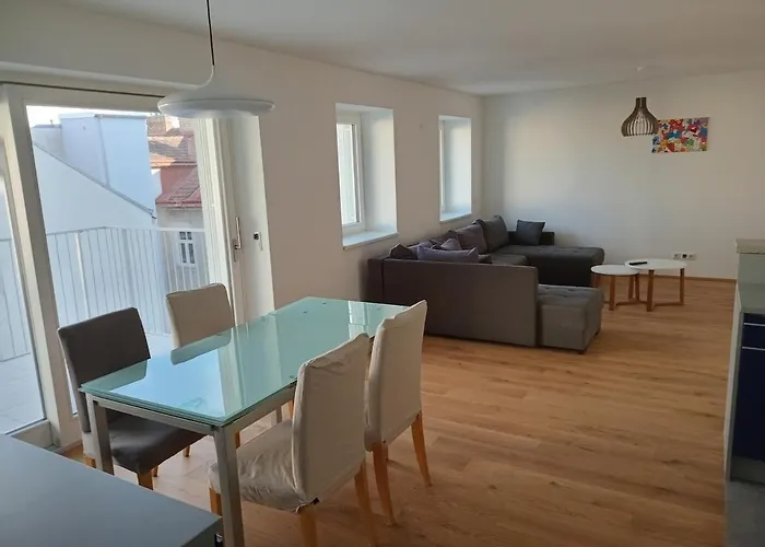 Central-6 Guests-large-livingroom-2-bedrooms *